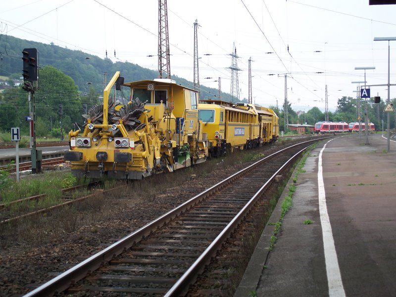 Eine Gleisstopfmaschine steht in Kreiensen (25.8.2007)