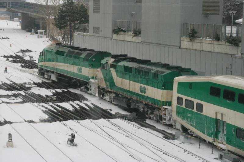 Eine Go Transit Doppeltraktion bestehend aus einer MP40-3C und einer F59PH fhrt mit einem Vorortzug in Toronto Union Station ein; 18.01.2009