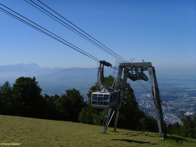 Eine Gondel der Pfnderbahn kommt gerade voll besetzt an der Bergstation an - 01.08.2007 - im Hintergrund sieht man den Sntis, Bregenz und Teile des Bodensees und der Schweiz 