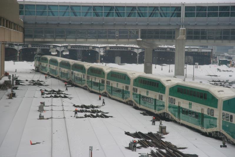 Eine GoTransit-Einheit fhrt durch das Vorfeld der Toronto Union Station und wird gelich auf Geleis 4 einfahren; 19.01.2009
