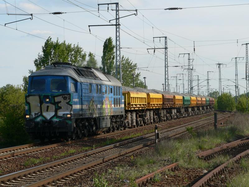 Eine graffitiverunstaltete 232 von Spitzke am 13.4.05 auf der Strecke zwischen Wuhlheide und Biesdorf.