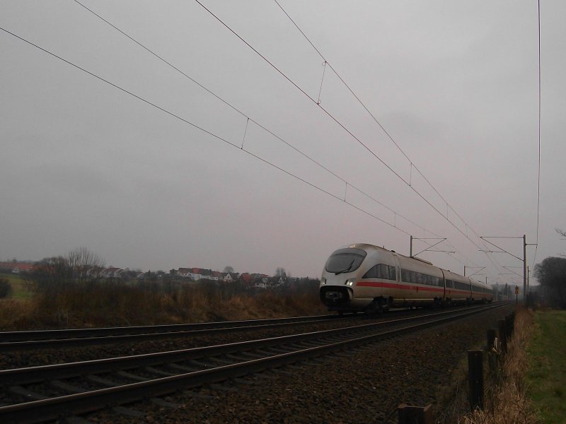 Eine graue  Diesel-Weiwurst  mit offener Bugklappe fhrt am 17.01.09 als ICE 38 Kopenhagen - Berlin-Ostbahnhof bei Reinfeld (Holst.) Richtung Hamburg Hbf.