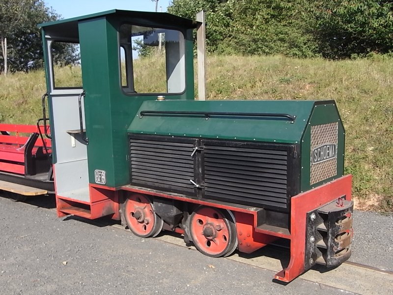 Eine grn-rote Feldbahnlokomotive freut sich schon auf ihren nchsten Einsatz.(26.09.2009).