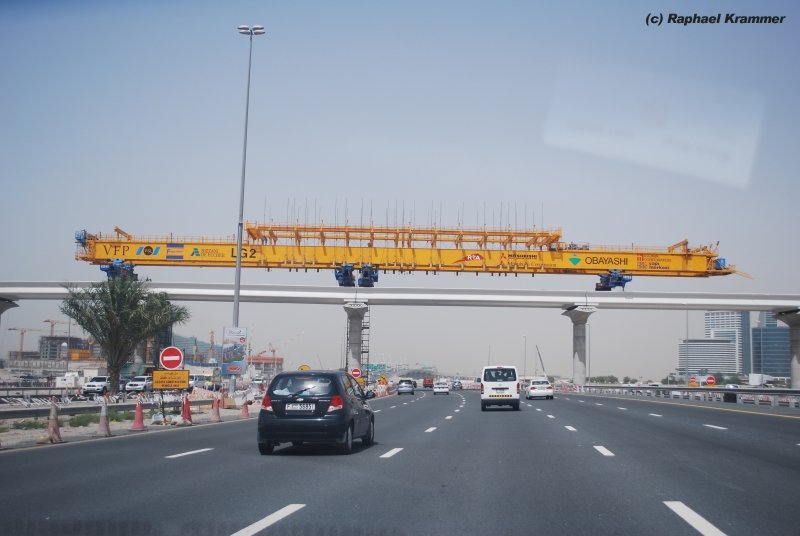 Eine groe Maschine fr ein groes Projekt. Hier mute mein Weitwinkelobjektiv herhalten, damit dieses  Monster  einer Baumaschine am 25.04.09 berhaupt festgehalten werden konnte. Zwei Monate spter soll hier bereits gefahren werden.