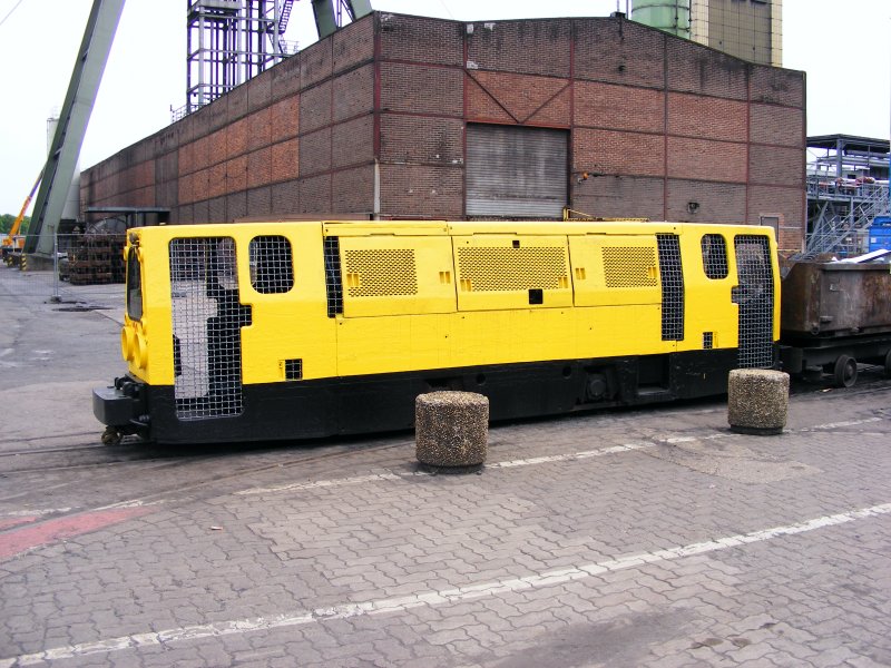 Eine Grubenbahnlok auf dem Gelnde des Bergwerks Auguste Victoria 3/7 in Marl beim Tag der offenen Tr am 9. Mai 2009. 
