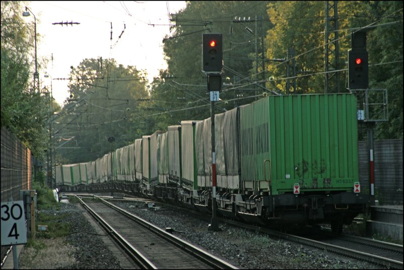 Eine grne Containerschlange durchquert das Inntal Richtung Rosenheim. Aufgenommen am Morgen des 05.07.2008 in Kiefersfelden.