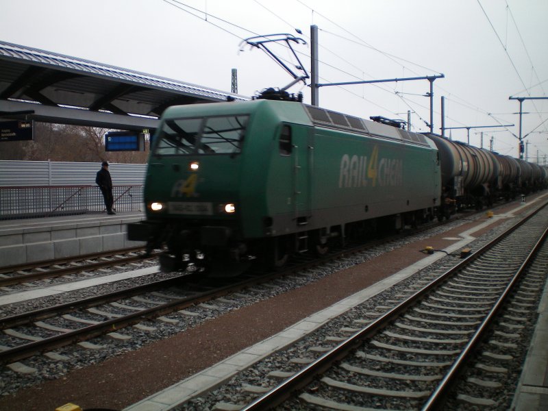 Eine grne Rail4Chem durchfhrt den Erfurter Hbf im Februar 09.
