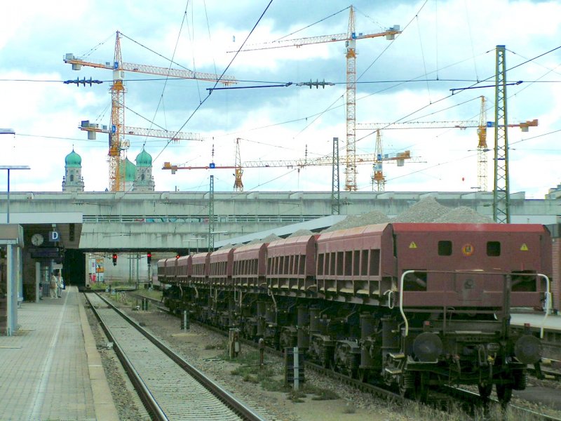 Eine Gruppe Fas mit Abraumgut auf Gleis 4; impossant auch die 6 Krne auf einer Grobaustelle im Hintergrund; 070623