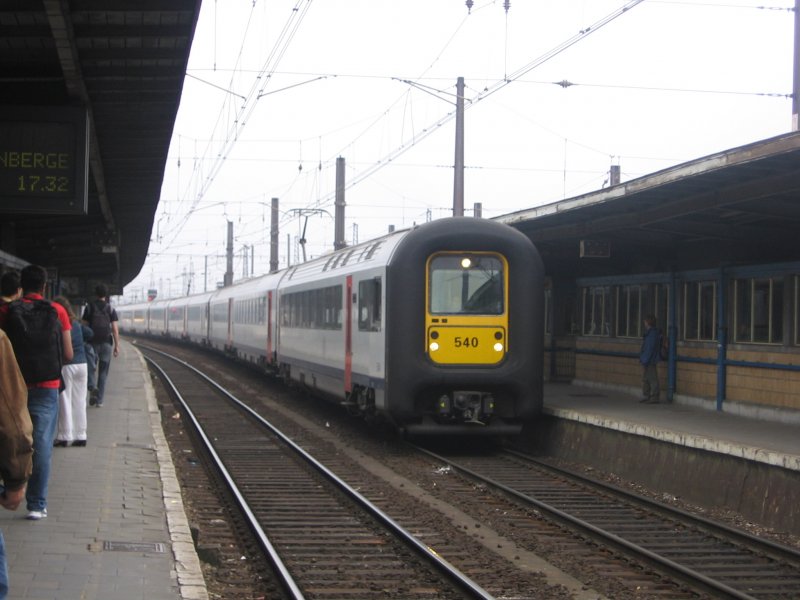 Eine Gumminase kommt als IC von Gent nach Liege am 26.05.07 in Brssel Midi eingefahren.