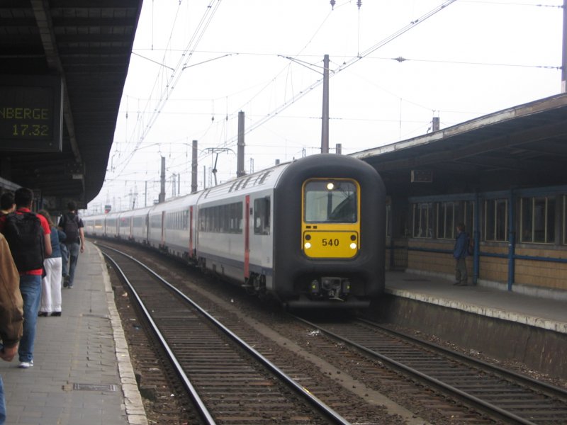 Eine Gumminase kommt als IC von Gent nach Liege am 26.05.07 in Br�ssel Midi eingefahren.