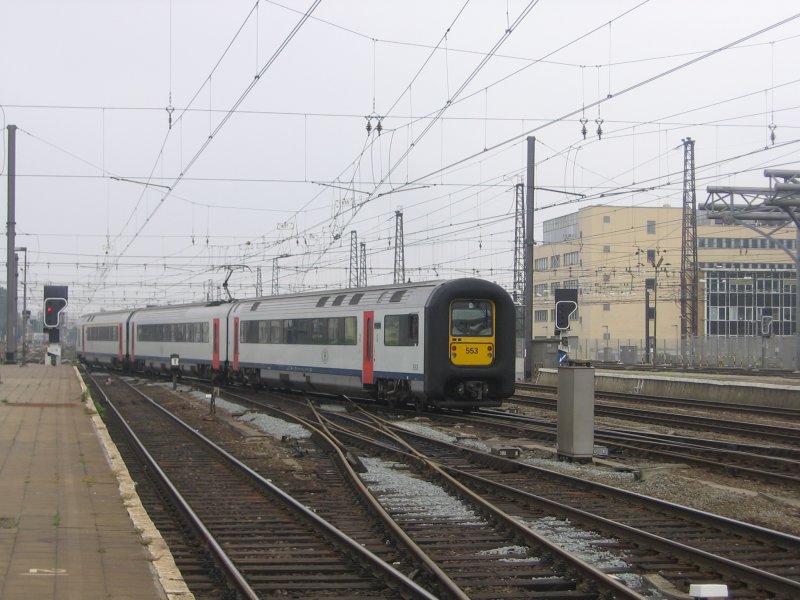 Eine Gumminase verl�sst Br�ssel-Midi am 26.05.07 als IC Knokke-Blankenberg.