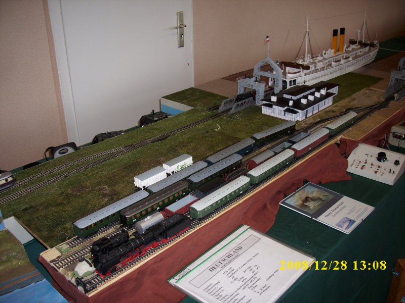 Eine H0-Anlage mit Fhrschiff bei der Modellbahnausstellung am 28.Dezember 2008 in Sassnitz. 