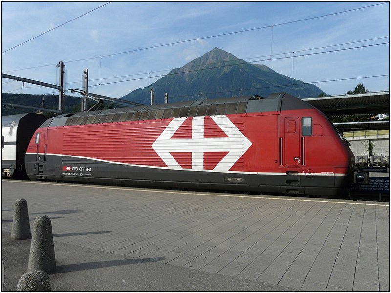 Eine hssliche Lok vor einem schnen Berg! Die Re 460 016-9 im neuen (Versuchs-)Design steht im Bahnhof von Spiez vor der Kulisse des Niesen am 01.08.08. (Jeanny)  