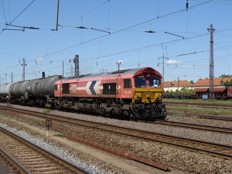 Eine halbe Stunde nachdem sie einen Kesselwagenzug in den Gterbahnhof Magdeburg-Rothensee gebracht hatte fuhr Lok DE 668 der HGK mit einem anderen Gazzug Kesselwagen wieder zurck (Richtung Magdeburg Hbf). Fotografiert am 23.05.2009