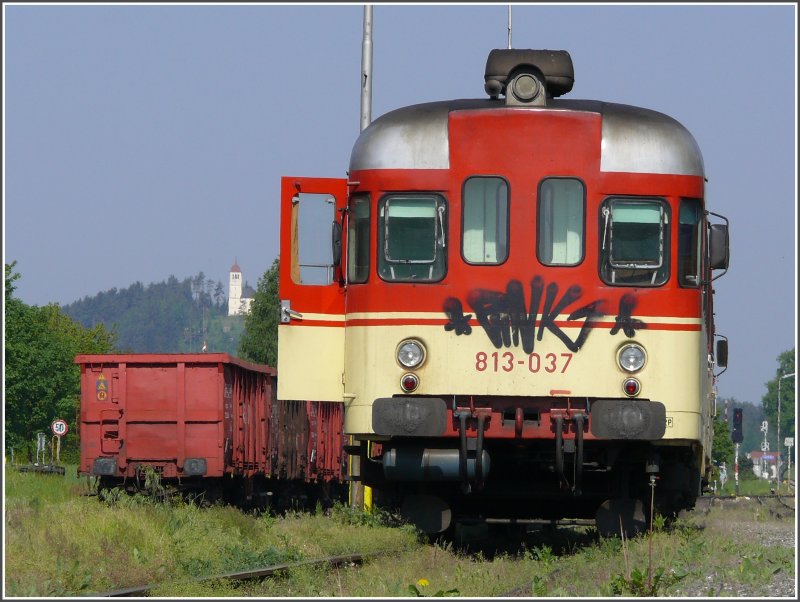 Eine halbe Stunde vor Abfahrt wird der Motor des 837-037 in Gang gesetzt und unterbricht wiederum die Stille am Bleiburger Bahnhof. (14.05.2008)