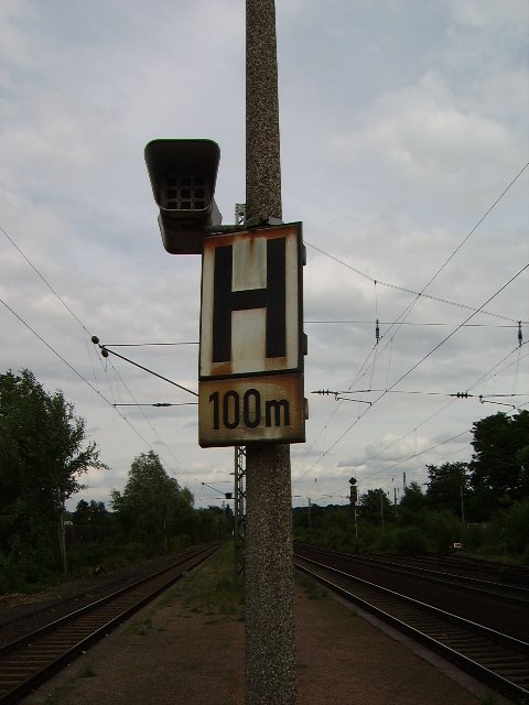 Eine Haltetaffel in Maintal Ost am Gleis 2-3 das schon am Zahn der Zeit gelitten hat.  