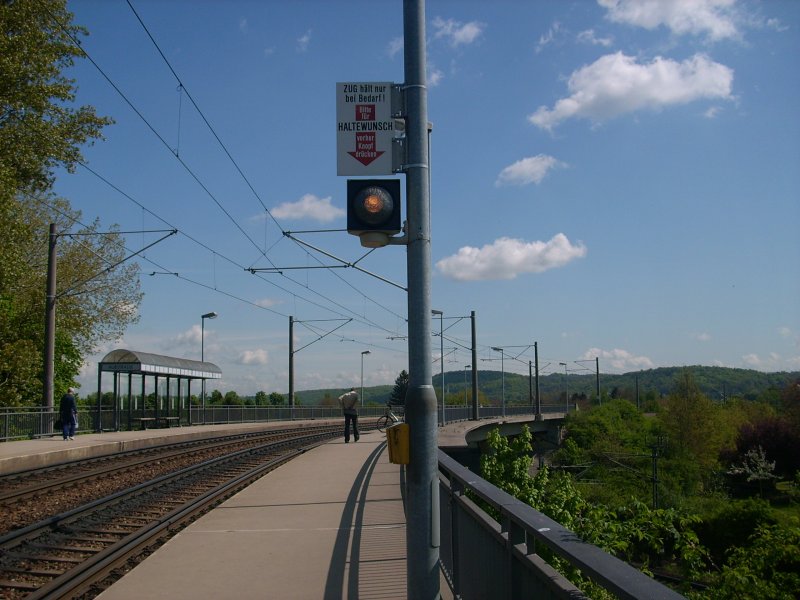 Eine Haltewunschleuchte an der Haltestelle Durlach Hubstrae. Hier halten die Stadtbahnen S4 Richtung Karlsruhe Hbf und Bretten und S5 Richtung Karlsruhe Knielingen und Karlsruhe Sllingen. Nur werden hier manchmal verschiedene Personen (auch ich) trotz gedrckten Haltewunsch, einfach von der durchfahrenden Stadtbahn stehen gelassen werden, obwohl diese laut Fahrplan anhalten mssen und meine Beschwerde an den KVV hat auch nichts gebracht.