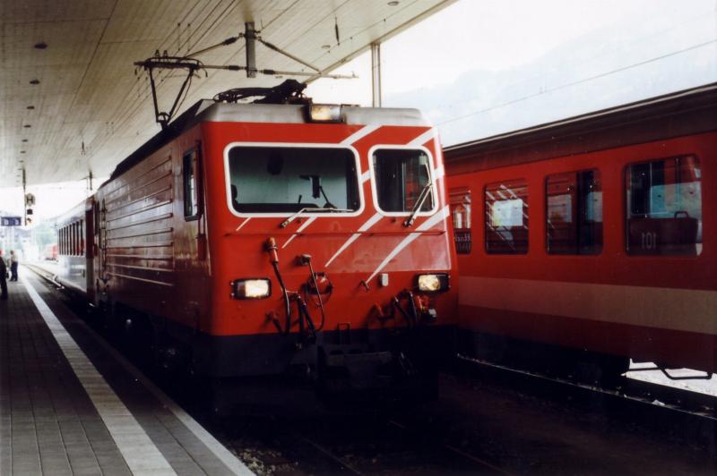 Eine HGe 4/4 II (101) der MGB mit ihrem Einwagen-Glacierexpress abfahrbereit in Disentis 2003. Erstaunlich ist, da diesem bermotorisierten Zug auch eine Souvenir-und Snackbar samt Verkuferin spendiert wurde.