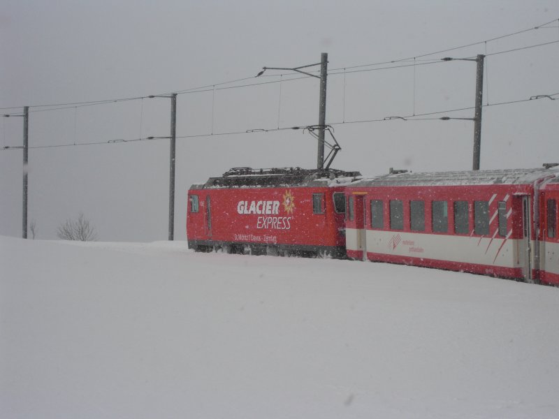 Eine HGe 4/4 zieht einen Regionalzug von Disentis nach Andermatt ber den tiefverschneiten Oberalppass am 23.02.2009