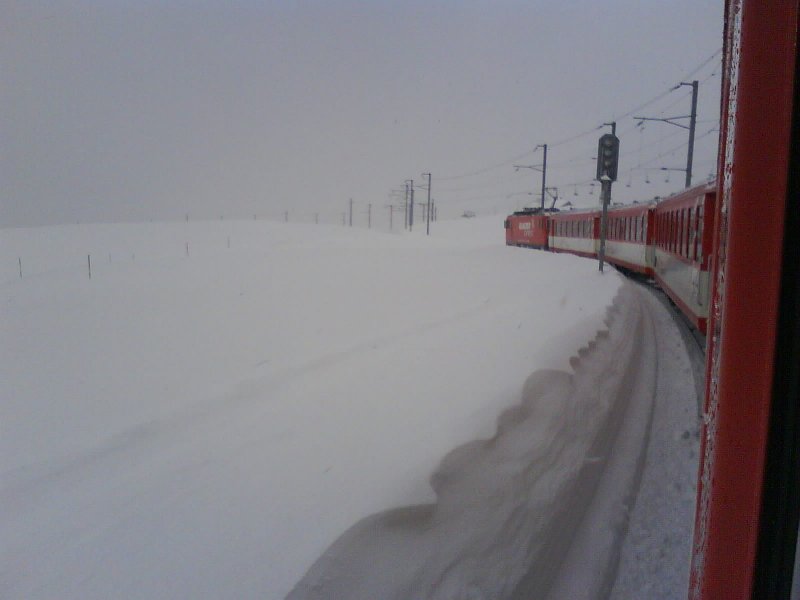 Eine HGe 4/4 zieht einen Regionalzug von Disentis nach Andermatt ber den tiefverschneiten Oberalppass am 23.02.2009