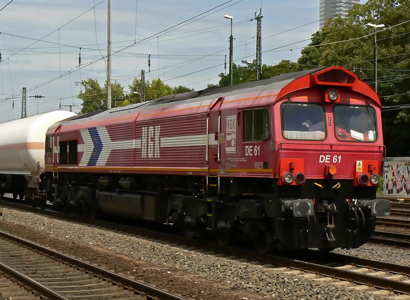 Eine HGK Class66 (DE-61) mit gemischtem Gterzug durchfhrt den Bf. Kln West am 21.07.09 .
