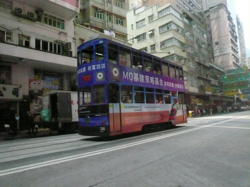 Eine Hogkonger Straenbahn mit chinesischer Werbung am 9.3.2008 in Wanchai