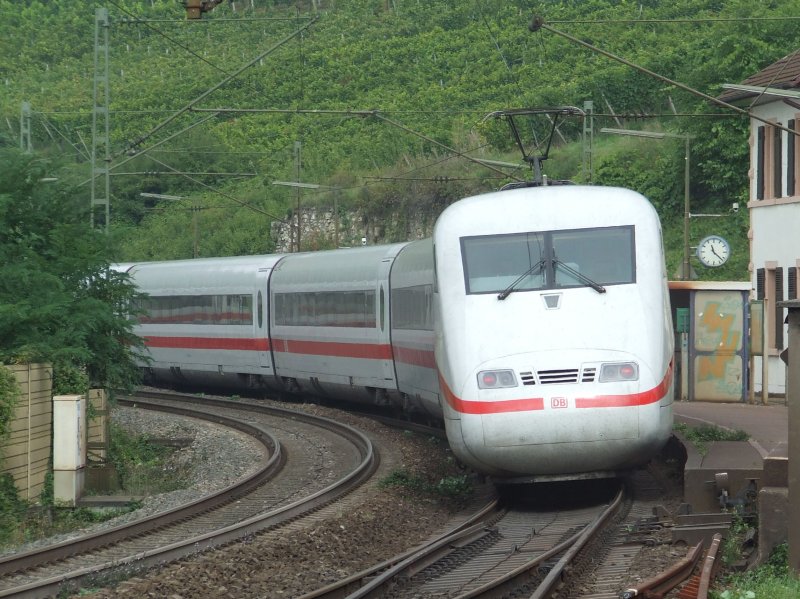 Eine ICE 1 auf dem Weg von Basel in Richtung Karlsruhe-Mannheim-Frankfurt-Hamburg durch den Bahnhof Istein am 28.08.2008.