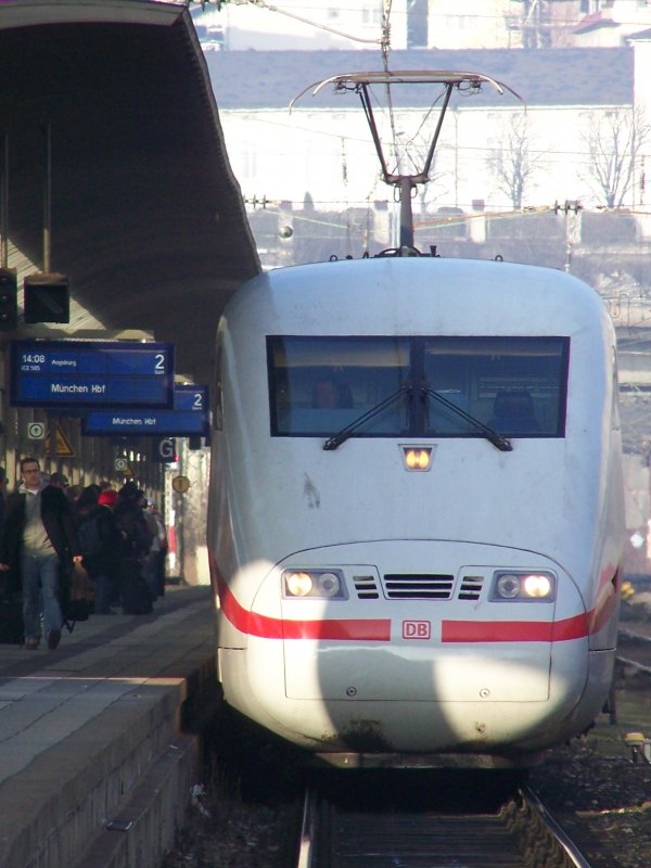 Eine ICE-1 (Br.401) ist im Dezember 2007 nach Mnchen Hbf unterwegs. Hier in Ulm Hbf.