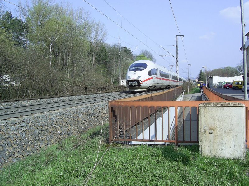 Eine ICE 3-Doppeleinheit eilt am 9.4.2009 auf der Filsbahn Richtung Ulm. Aufgenommen kurz nach der Durchfahrt von Gppingen.