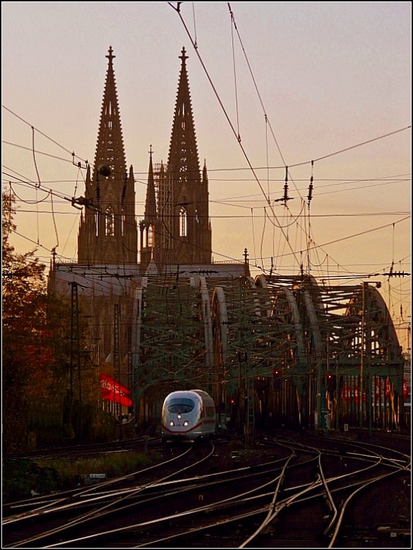Eine ICE 3 Einheit verlsst die Hohenzollernbrcke in Richtung Kln Messe/Deutz im letzten Abendlicht des 08.11.08. (Jeanny)