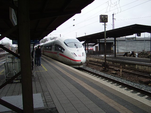 Eine ICE 3 in Hanau Hbf.