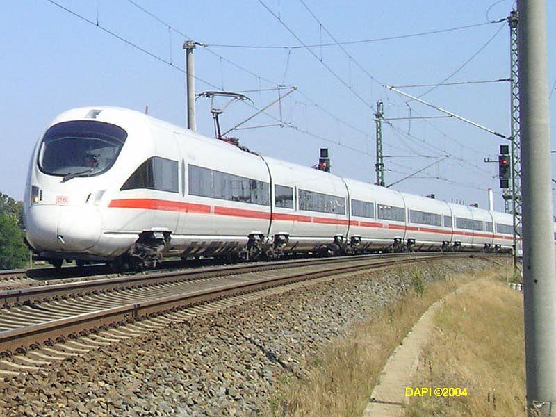 Eine ICE auf der Fahrt von Hamburg nach Mnchen. Der Zug hat gerade Lutherstadt Wittenberg hinter sich gelassen und wird nun die Elbbrcke durchfahren. 