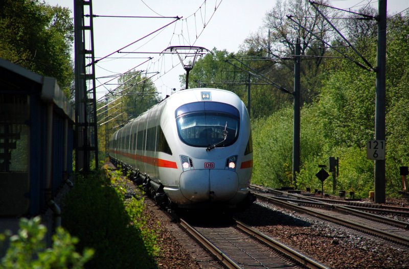 Eine ICE-Doppeleinheit der BR 411 durchfhrt am 19.04.09 Burgkemnitz Richtung Berlin.