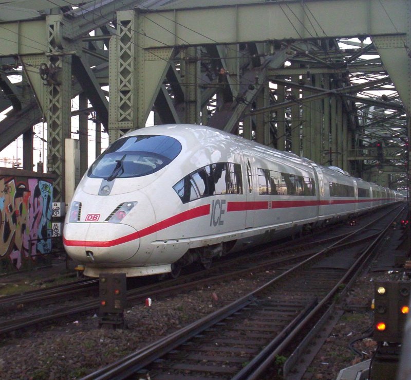 Eine ICE doppeltraktion f�hrt �ber die Hohenzollerbr�ck in K�ln. 02.04.2007