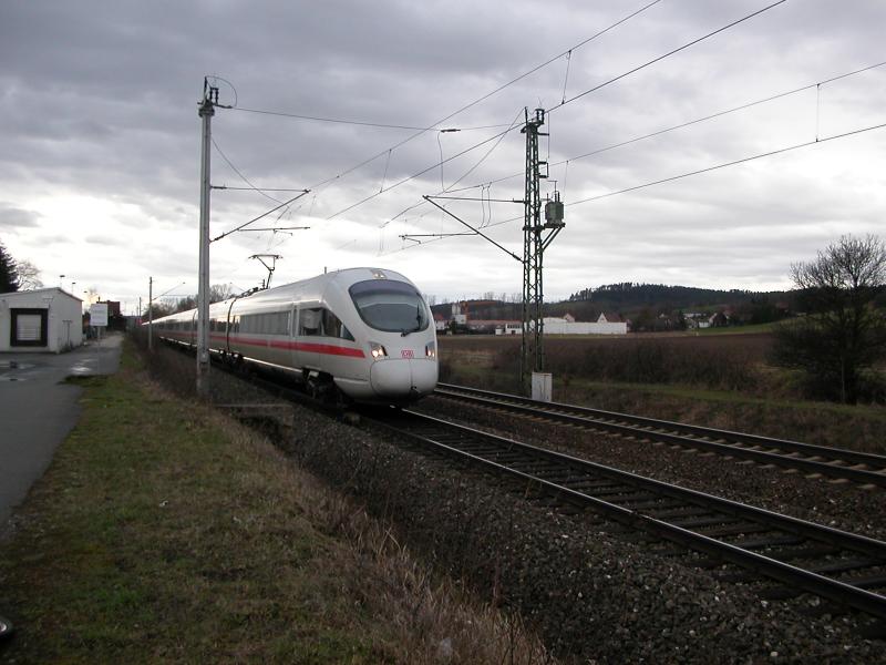 Eine ICE-T Doppeleinheit muss vor dem Ausfahrsignal vom Bahnhof K�ps einen Halt in kauf nehmen, da der n�chste Blockabschnitt noch besetzt ist. 02.04.2006.