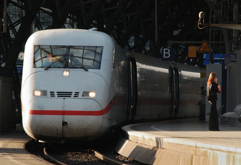 Eine ICE2-Einheit am 11.09.09 in K�ln Hbf.