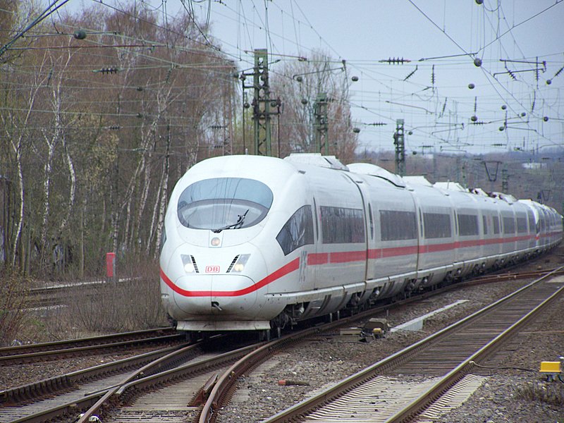 Eine ICE3 Doppeltraktion bei der Einfahrt von Bochum Hbf am 30.03.08