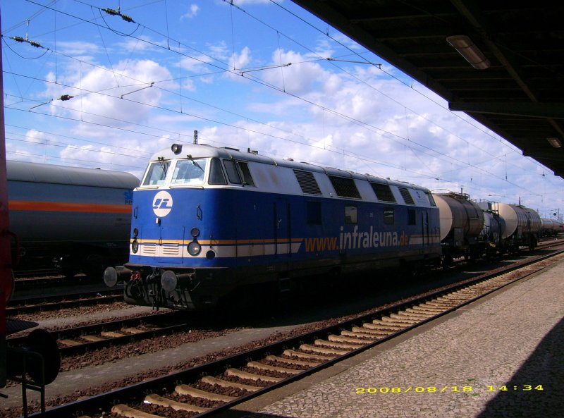 Eine InfraLeuna-Lok brachte am 18.08.08 einen kurzen Kesselwagenzug in den Rbf Grokorbetha.