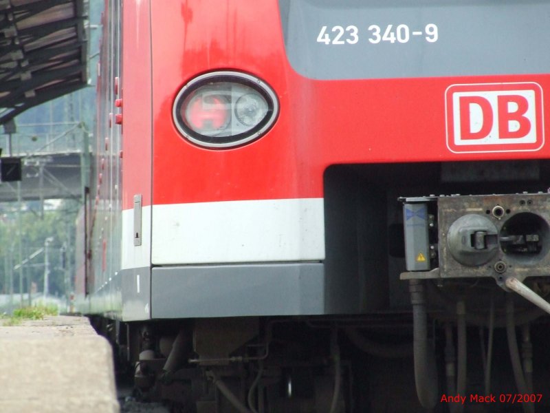 Eine interessante Detailaufnahme des 423 340 im Endbahnhof der S1, Plochingen. Besonders cool finde ich die Zug- und Bahnsteigkante, die gegeneinander mehr oder weniger parallel verlaufen. (19.07.2007)