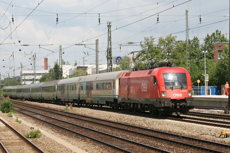 Eine interessante Wagenreihung hatte gestern der EC 87. Hinter der Lok waren gleich zwei Speisewagen eingereiht, normalerweise befindet sich ein Speisewagen an vorletzter Stelle des Zuges. Aufgenommen am 02.06.2009 am Heimeranplatz in M�nchen.