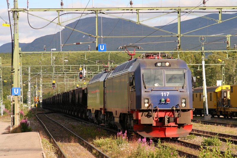 Eine Iore Lok der LKAB durchf�hrt mit ihrem schweren Erzzug am 05.08.08 Abisko �stra in Richtung Narvik.
