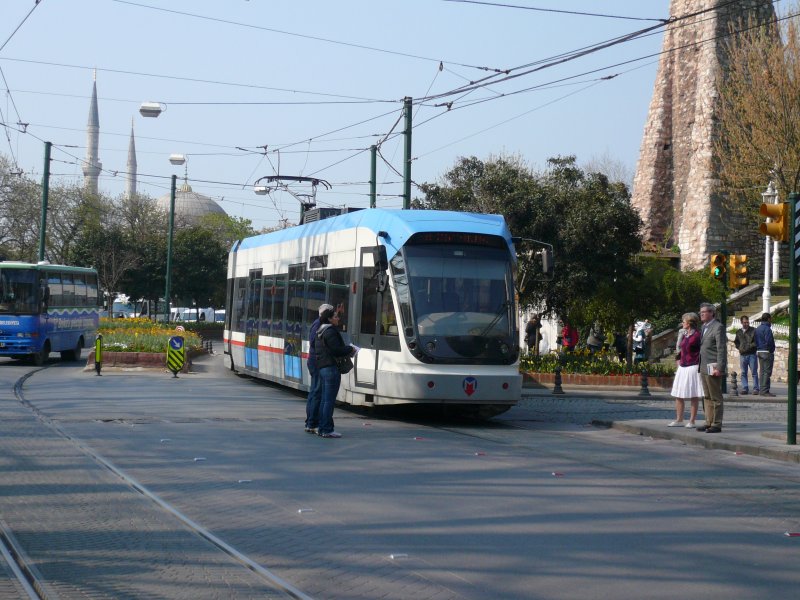 Eine Istanbuler Straenbahn nach Zeytinburnu am 8.4.2009 zwischen den Stationen Glhane und Sultanahmet. Im Hintergrund sieht man zwei Minarette der Blauen Moschee.