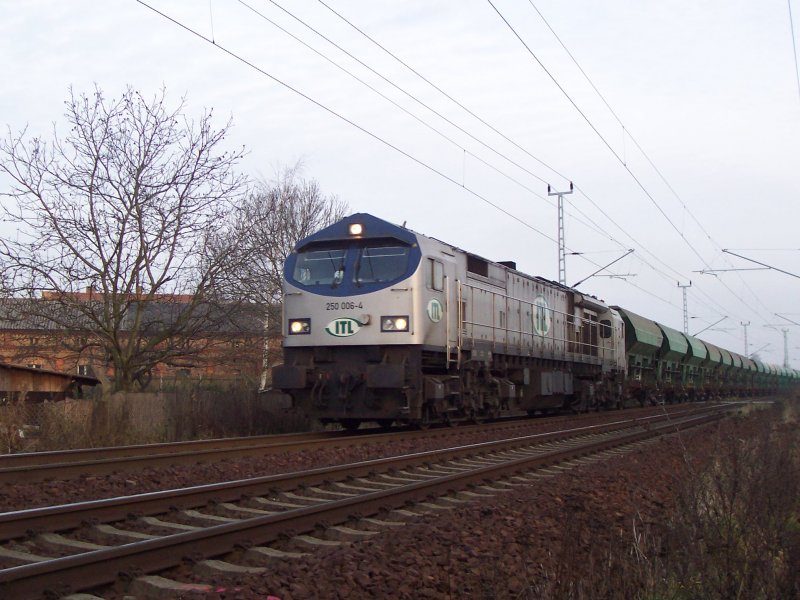 Eine  ITL -Lok der Baureihe 250 fhrt mit einem Gterzug Richtung Berlin. Lbbenau/Spreewald den 20.11.2007