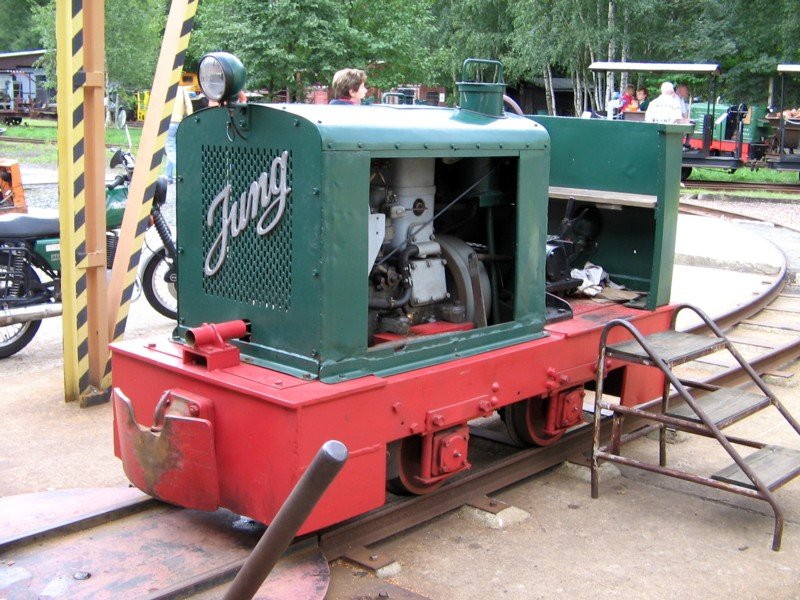 Eine Jung EL 105 tuckert vorm Schuppen der Chemnitzer Feldbahner vor sich hin, 25.08.06