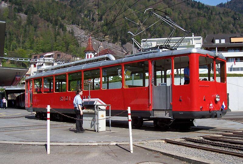 Eine junge Dame  dreht  am 30.04.2005 den Triebwagen Nr.4 auf der Drehscheibe in Vitznau, damit er in die Fahrzeughalle fahren kann. 