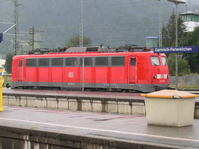 Eine Kasten-110 mit Einfachlampen steht am 18.8.03 in Garmisch-Partenkirchen abgestellt.