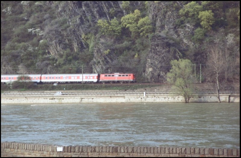 Eine Kasten 115 bringt einen Autoreisezug richtung Sden. Aufgenommen im April 2006 vom Haltepunkt Boppard-Hirzenach.