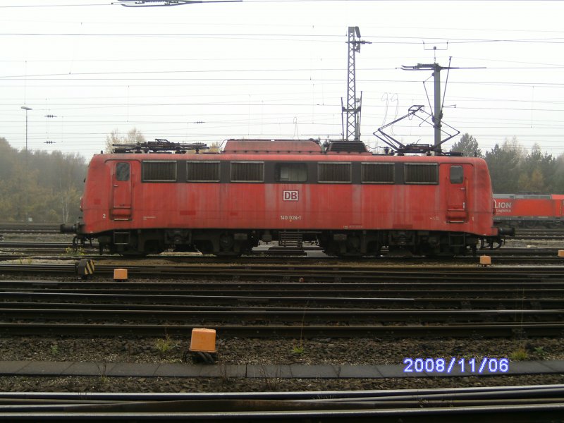 Eine klassische Seitenaufnahme von der 140 024.Aufgenommen whrend der Mittagspause in Maschen.Sie ist die letzte orientrote E40 mit Scherenstromabnehmer.