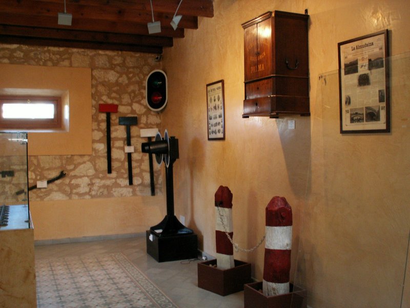 Eine kleine Ausstellung ber die Geschichte der Eisenbahnen auf Mallorca befindet im Dachstock des Bhf.Manacor.23.10.09