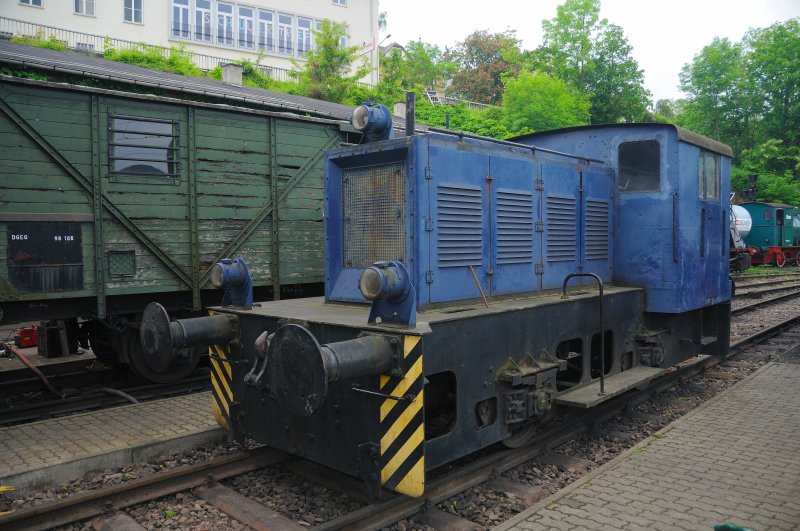 Eine kleine blaue Rangierlok hat auch ihr Zuhause in Neustadt/Weinstrasse gefunden. Es drfte sich um eine von Henschel 1939 fr BBC gebaute  Kf  handeln. (Mai 2009).